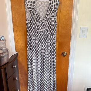 Old Navy Black and White Leaf Print Maxi Dress